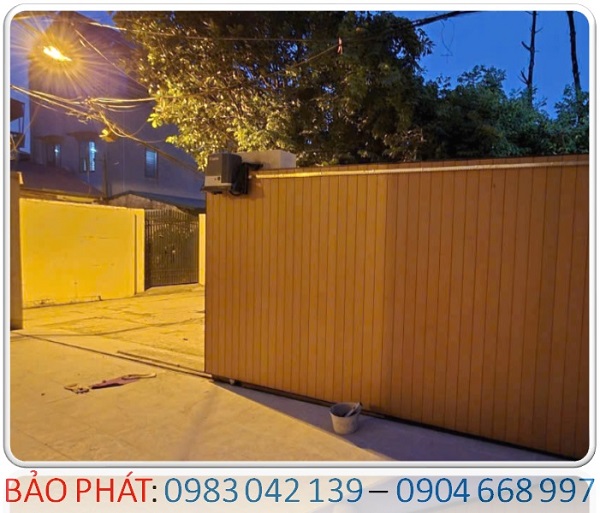 Cổng nhựa giả gỗ tự động mẫu hiện đại