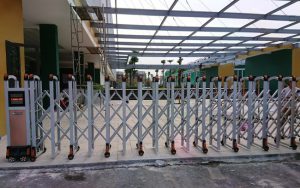 Mẫu cổng xếp nhôm trắng sữa