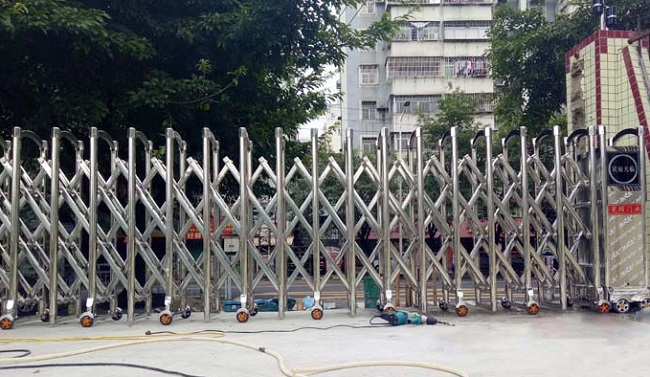 Lắp đặt cửa cổng xếp cơ quan
