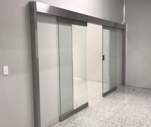 Cửa kính hai cánh trong khu công nghiệp