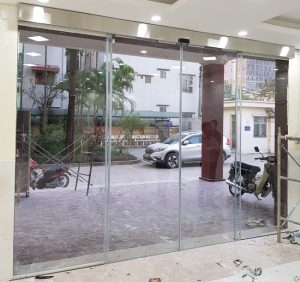 Cửa tự động sảnh chính công ty