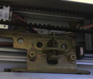 thay the banh xe cua tu don - automaticdoor.vn