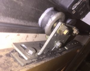 thay the banh xe treo cua lua tu dong - automaticdoor.vn