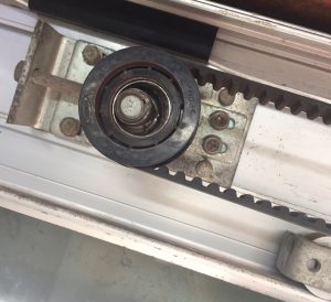 thay the pulley khong tai cua tu dong - automaticdoor.vn