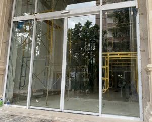 cua kinh tu dong khung inox mau vang dong