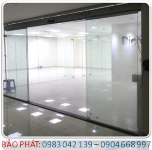BẢO PHÁT - Lắp đặt cửa kính lùa tự động và đầu đọc kiểm soát vân tay văn phòng công ty