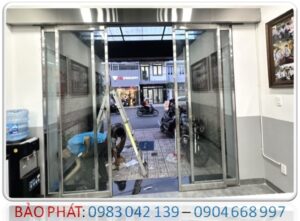 BẢO PHÁT - Lắp đặt cửa kính khung inox lùa 2 cánh tự động văn phòng công ty TP HCM