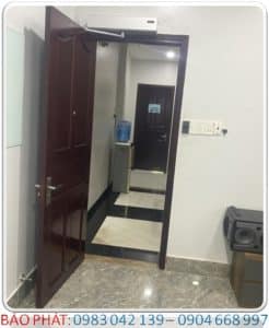 BẢO PHÁT - Lắp đặt cửa mở xoay 1 cánh giá rẻ VĂN PHÒNG CÔNG TY TP HCM