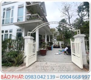 Cua cong truot gap 4 canh tu dong nha pho